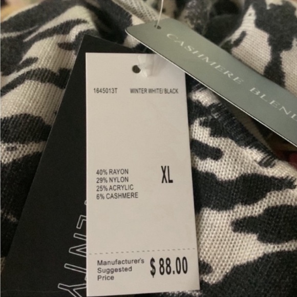 Two Twenty Five Sweaters dress Black & White
Graphic Sweater Size XL - Picture 8 of 10